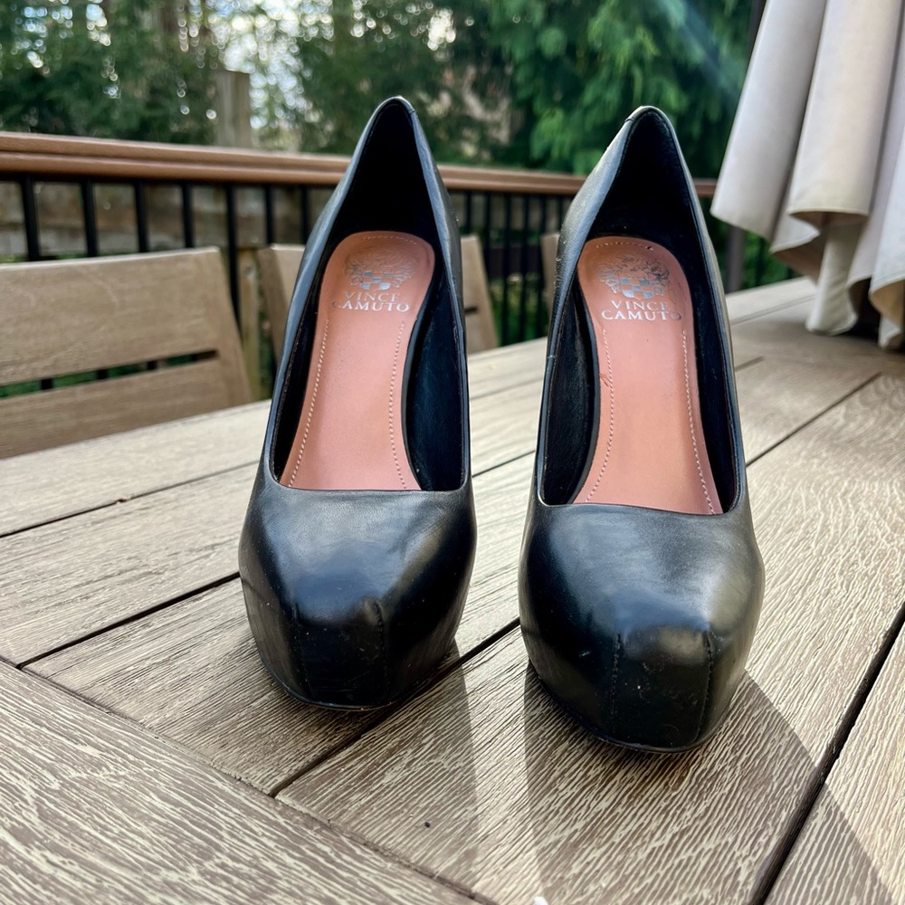 VINCE CAMUTO BLACK LEATHER HEELS